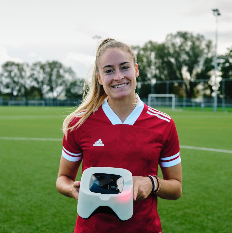 Tessa demonstrating the Ledsreact Pro device